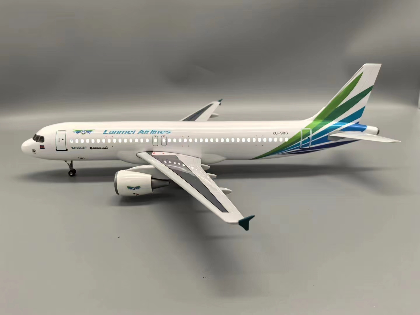 Souvenir Plane Toy 47CM 1/142  - مراجعة Model Airplane Plastic وسعره